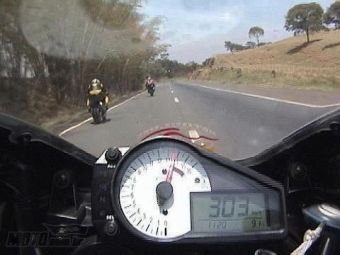 HIGHWAY to HELL | Un motociclist merge cu 303 km/h pe un drum national!! Culmea: e depasit de alti prieteni in timp ce trece la cativa centimetri de masini! 