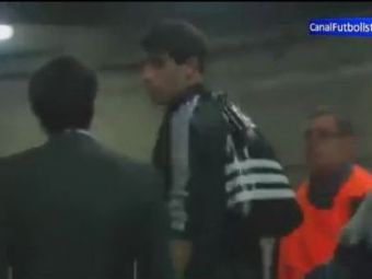 
	L-au lasat Barcei? VIDEO GENIAL! Bayern l-a uitat pe Javi Martinez de pe Camp Nou, autocarul a plecat fara el! :)
