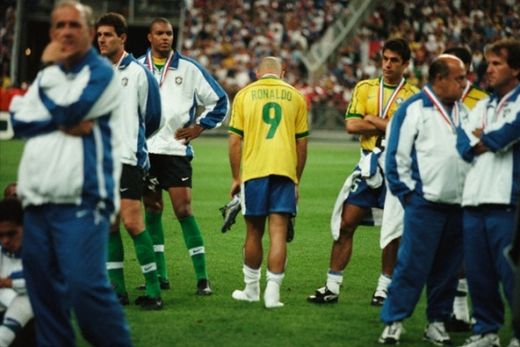 Gest UNIC al firmei Nike! Americanii au relansat un model de gheata din 1998 in cinstea "Fenomenului" Ronaldo! Vezi cum arata noul model:_1