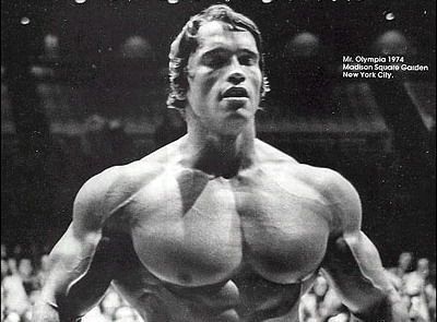 VIDEO GENIAL Arnold Schwarzenegger trage de fiare la 65 de ani! Vezi cum lucreaza in sala de forta si cine l-a facut sa para Danny DeVito:_1
