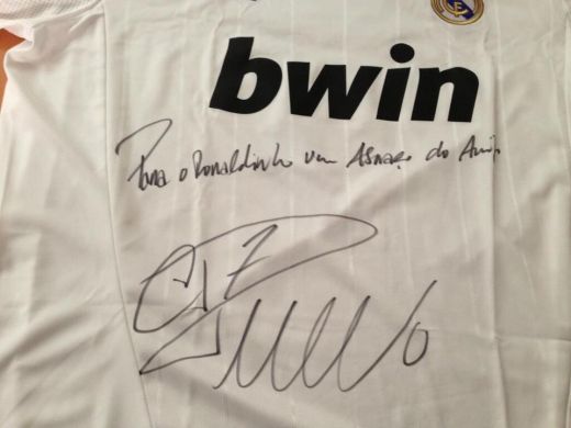 Cristiano Ronaldo si GESTUL INCREDIBIL! I-a trimis tricoul sau cu autograf unui SIMBOL al Barcelonei! Reactia acestuia cand a primit tricoul:_2