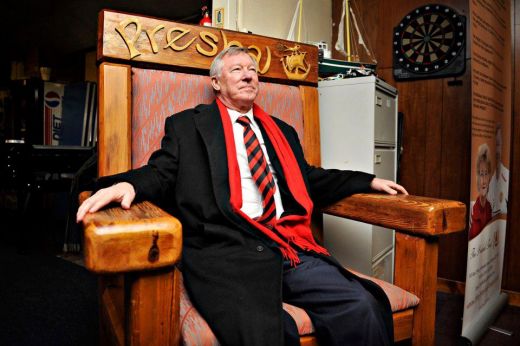 Povestea lui Sir Alex Ferguson, managerul care a creat cel mai puternic club din lume! A fost la un pas sa fie dat afara dupa 6 ani fara trofeu, a castigat apoi 38!