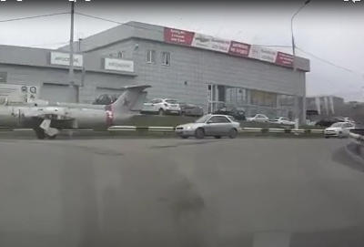 O zi obisnuita din Rusia! Soldatii merg cu masinariile de razboi pe sosea! VIDEO UNIC: