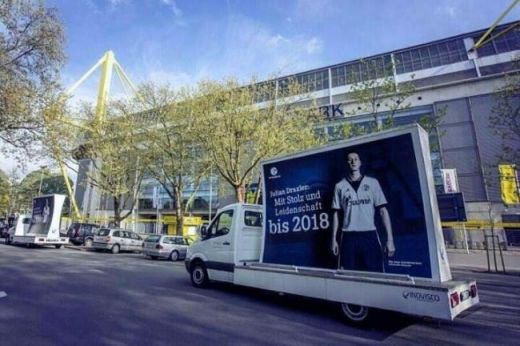 UMILINTA pentru fanii Borussiei! Fanii lui Schalke au inchiriat 5 panouri mobile: vezi ce mesaj au plimbat o zi intreaga pe langa Westfalenstadion! FOTO_2