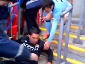 
	Clipul ANULUI: &quot;Baaa, cu ce ati dat aici?&quot; Tevez era sa isi rupa fundul pe Wembley! Cum s-a &#39;PRAVALIT&#39; pe scari: VIDEO :))
