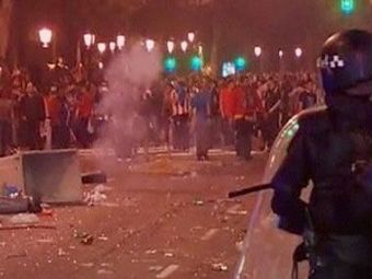 
	NEBUNIE la Madrid! Fanii lui Atletico s-au luat la bataie cu politia! Petrecerea s-a terminat rau pentru 18 dintre ei! VIDEO
