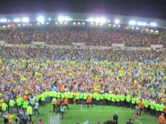 
	Nantes e din nou in Ligue 1! 6 ani de asteptare si o petrecere unica! Fanii au intrat pe teren la finalul meciului! Imaginea zilei:

