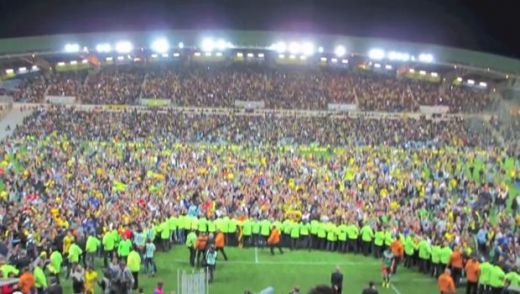 
	Nantes e din nou in Ligue 1! 6 ani de asteptare si o petrecere unica! Fanii au intrat pe teren la finalul meciului! Imaginea zilei:
