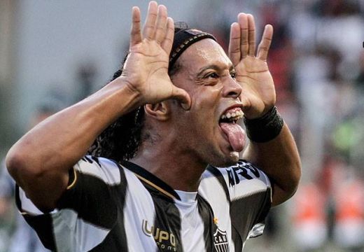 Ronaldinho are SWAG! Vezi cum s-a bucurat dupa ultimul gol dat in campionat! Asa ceva nu s-a mai vazut :)) VIDEO_2
