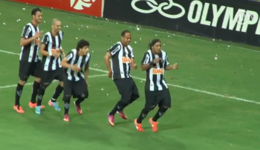 Ronaldinho are SWAG! Vezi cum s-a bucurat dupa ultimul gol dat in campionat! Asa ceva nu s-a mai vazut :)) VIDEO_1
