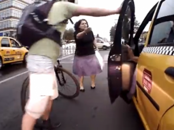 VIDEO Bataie INCREDIBILA in traficul din Bucuresti! Cum se razbuna un biciclist pe un taximetrist care era sa-l calce!