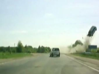 
	VIDEO Accident HALUCINANT! Cum a ajuns o masina sa ZBOARE la 10 metri inaltime! Soferul a decedat instant!
