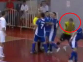 
	Un arbitru de futsal A FOST ARESTAT inainte sa se termine meciul. Ce GEST necugetat a putut sa faca: VIDEO
