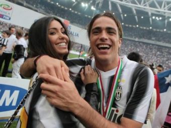 
	Gestul SCANDALOS facut de iubita unui star de la Juventus! Unde si-a bagat tricoul lui Inter, inainte sa-l SCUIPE! VIDEO:
