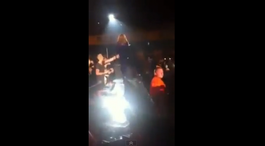 Gestul INCREDIBIL al unui fan nebun! Si-a palmuit peste FUND cantareata preferata in timpul concertului! VIDEO: