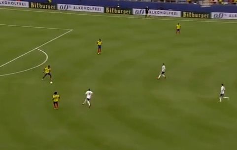 
	GENIAL, adica fulger! Podolski a marcat un super gol, adversarii nici nu-si terminasera incalzirea bine! :) VIDEO

