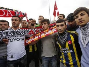 
	Moment ISTORIC in Turcia! Fanii de la Besiktas, Fener si Galata au facut un gest unic! Ce poza si-au facut rivalii de MOARTE:

