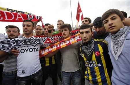 
	Moment ISTORIC in Turcia! Fanii de la Besiktas, Fener si Galata au facut un gest unic! Ce poza si-au facut rivalii de MOARTE:
