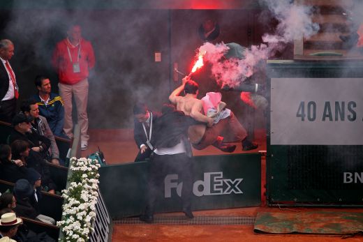 Incident fabulos la Roland Garros! Mai multi fani au intrat pe teren cu torte si abia au fost evacuati de bodyguarzi! IMAGINI TERIBILE_2