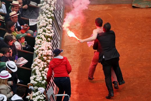 Incident fabulos la Roland Garros! Mai multi fani au intrat pe teren cu torte si abia au fost evacuati de bodyguarzi! IMAGINI TERIBILE_3