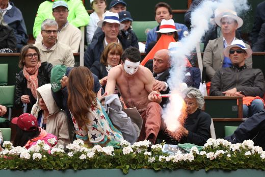 Incident fabulos la Roland Garros! Mai multi fani au intrat pe teren cu torte si abia au fost evacuati de bodyguarzi! IMAGINI TERIBILE_5