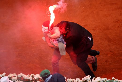 Incident fabulos la Roland Garros! Mai multi fani au intrat pe teren cu torte si abia au fost evacuati de bodyguarzi! IMAGINI TERIBILE_7