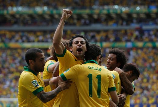 LIVE BLOG do Brasil | Furia Rosie a vazut rosu: FRED si Neymar au pus in genunchi campioana mondiala! Brazilia 3-0 Spania! VIDEO_38