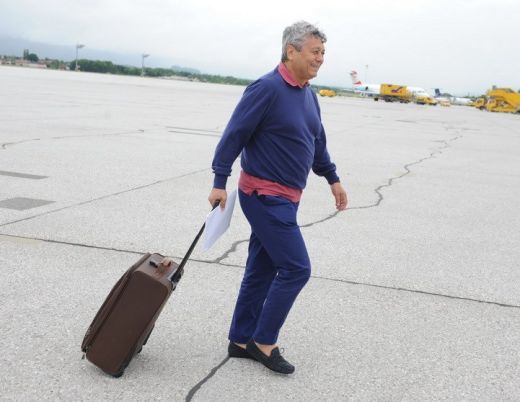 A rupt moda-n doua! :)) Aparitie bomba a lui Mircea Lucescu pe aeroport! Cum si-a eclipsat toti jucatorii cu vestimentatia sa: FOTO_2