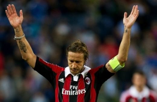 
	LACRIMI dupa 18 ani la AC Milan! &quot;Voiam sa stiu din timp, sa-mi iau &#39;la revedere&#39;, dar nu mi-au spus! Sunt dezamagit!&quot; Unde merge omul cu 12 trofee:
