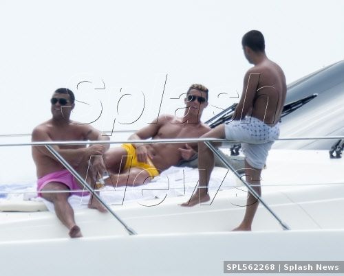 FOTO Cristiano Ronaldo e ADEVARATUL Johnny Bravo! CR7 s-a spart in figuri pe plaja din Miami! Imagini de senzatie din vacanta:_7
