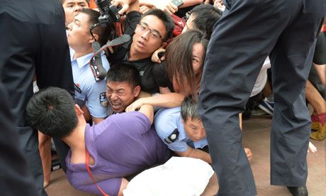 MORTI dupa Beckham: chinezii s-au calcat in picioare pentru un autograf! 7 persoane au ajuns la spital! Imagini incredibile la o universitate din China!_1