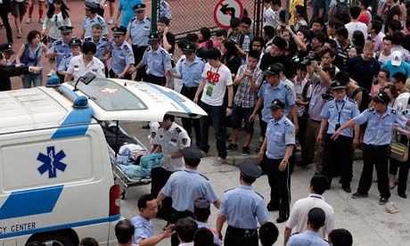 MORTI dupa Beckham: chinezii s-au calcat in picioare pentru un autograf! 7 persoane au ajuns la spital! Imagini incredibile la o universitate din China!_2