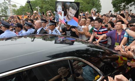 MORTI dupa Beckham: chinezii s-au calcat in picioare pentru un autograf! 7 persoane au ajuns la spital! Imagini incredibile la o universitate din China!_3