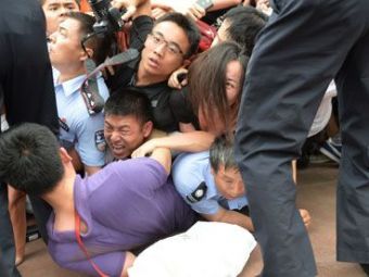 
	MORTI dupa Beckham: chinezii s-au calcat in picioare pentru un autograf! 7 persoane au ajuns la spital! Imagini incredibile la o universitate din China!
