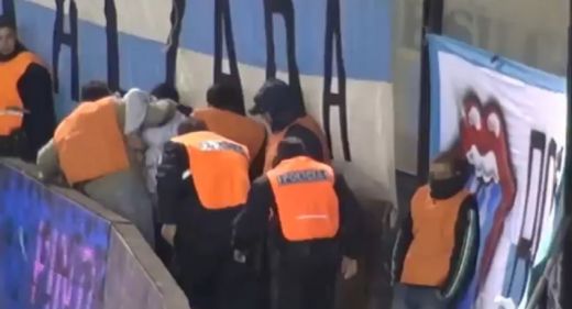 
	Imagini TERIBILE surprinse in Argentina: un suporter al lui Racing a luat BATAIA VIETII de la politie! VIDEO:

