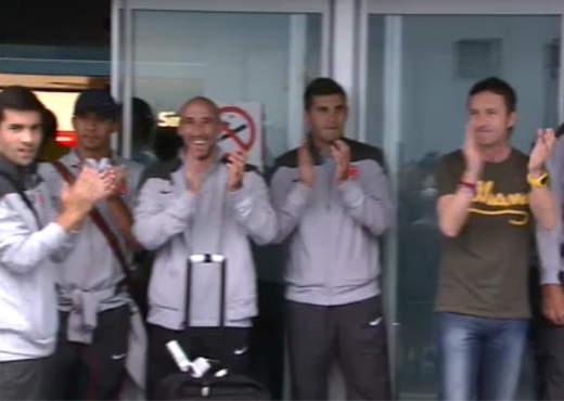 Jucatorii, oficialii si suporterii Stelei au cantat impreuna pe aeroportul Otopeni! Cu ce tricou si-a facut aparitia Reghe la intalnirea cu fanii :)_3
