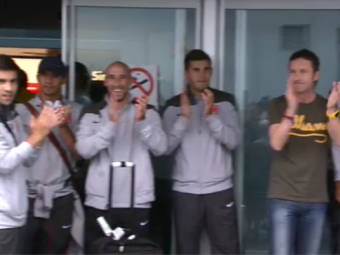 
	Jucatorii, oficialii si suporterii Stelei au cantat impreuna pe aeroportul Otopeni! Cu ce tricou si-a facut aparitia Reghe la intalnirea cu fanii :)
