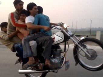 
	Record mondial in Pakistan :) E imposibil sa faci asta: 5 oameni merg pe o motocicleta pe o singura roata! VIDEO
