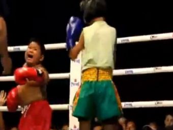 VIDEO INCREDIBIL! Copiii sunt obligati sa faca lucruri inimaginabile in Thailanda! Cel mai BOLNAV sport din lume!