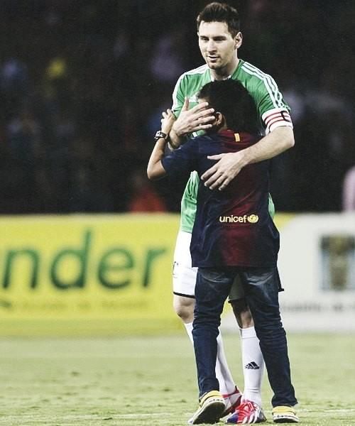 FOTO Gestul EMOTIONANT al lui Messi! Ce i-a facut unui pusti care a intrat pe teren in timpul meciului:_2