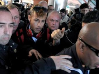 
	GENIAL! Neymar a fost luat pe SUS! Fanii au vrut sa-l ia in brate la aeroport, apoi s-au imbrancit intre ei pentru un autograf! Reactia brazilianului: VIDEO
