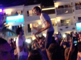 
	VIDEO A promis ca nu mai face, dar nu s-a putut abtine! Crouch s-a DEZLANTUIT pe plaja la Ibiza! A repetat dansul robotului!
