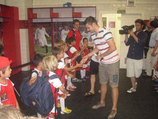 Rusescu are toate sansele sa devina idol la Sevilla! Supriza romanului pentru un grup de copii veniti sa viziteze stadionul Sanchez Pizjuan! FOTO_1