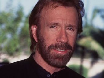 
	FOTO &quot;Oare cum reuseste?&quot; Cea mai controversata imagine cu Chuck Norris! Cum i-a socat pe americani:
