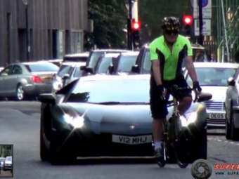 
	VIDEO Lamborghini Aventador vs biciclist! Cum este UMILIT in public soferul bolidului de 200.000 de euro!
