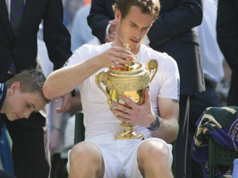 
	Imaginea zilei in Anglia! Lui Murray nu i-a venit sa creada cand s-a uitat atent la trofeul Wimbledon! Ce surpriza i-au pregatit organizatorii:
