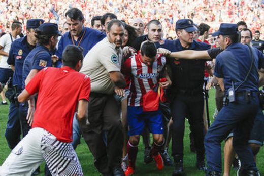 Moment fara precedent in fotbal! David Villa, atacat de fani la prezentarea la Atletico! Ce s-a intamplat e halucinant: VIDEO_1