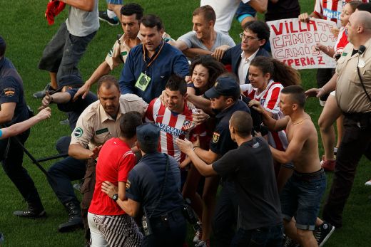 Moment fara precedent in fotbal! David Villa, atacat de fani la prezentarea la Atletico! Ce s-a intamplat e halucinant: VIDEO_2