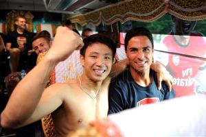 Memorabil: Un vietnamez si-a vazut visul implinit dupa ce a alergat 5 km pe langa autocarul lui Arsenal! Wenger: "Opreste, hai sa-l luam cu noi!" Imagini impresionante VIDEO_1