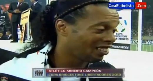
	Moment INCREDIBIL cu Ronaldinho dupa ce a devenit ZEU in America de Sud! Nicio ezitare cand a fost intrebat: &quot;Cine e cel mai bun din lume?&quot; Mesajul emotionant de la final:
